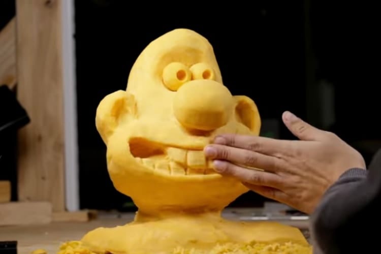 巨大なチーズを使ってアニメのキャラクターを彫刻するストップモーション動画が凄い！