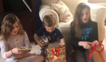 両親からのプレゼントの中身は･･･犬を飼うことをサプライズで伝えられた3姉弟の反応が可愛い！