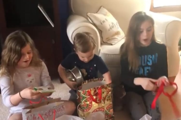 両親からのプレゼントの中身は･･･犬を飼うことをサプライズで伝えられた3姉弟の反応が可愛い！