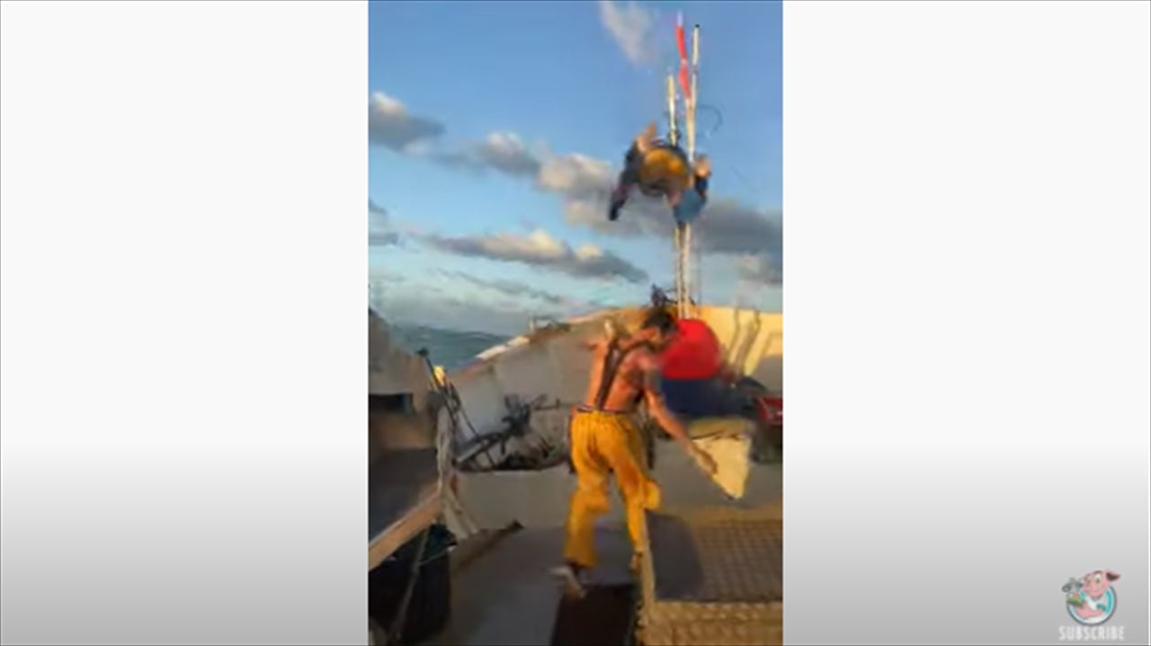 海の男たちが波に合わせてジャンプしたらとんでもないことに!