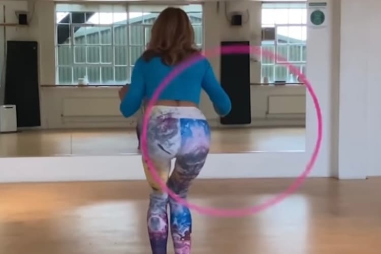 どうやってるの！？3分間にお尻でフラフープを400回まわすギネス世界記録保持者が凄い！