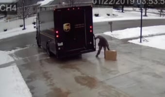 荷物を渡したいのにツルツル滑って歩けない！宅配ドライバーVS凍った地面、その結末は･･･?