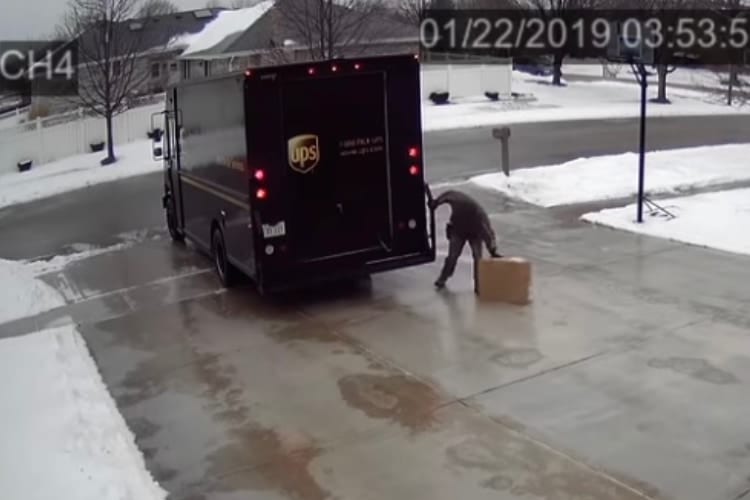 荷物を渡したいのにツルツル滑って歩けない！宅配ドライバーVS凍った地面、その結末は･･･?