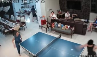 飛んできたのはまさかの！きょうだいが卓球で遊ぶのを見物していたら痛い悲劇に見舞われる･･･