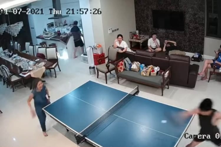 飛んできたのはまさかの！きょうだいが卓球で遊ぶのを見物していたら痛い悲劇に見舞われる･･･