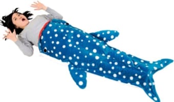 サメに丸飲みされちゃう!?穿くと体が食べられているように見えるおもしろブランケットが話題!