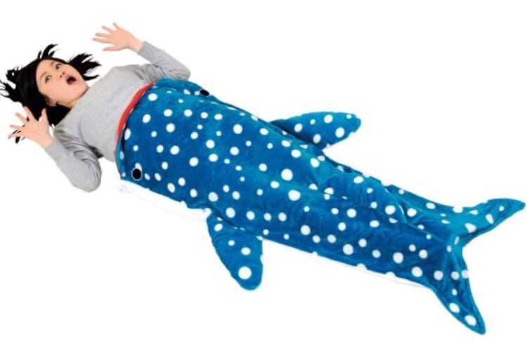 サメに丸飲みされちゃう！？穿くと体が食べられているように見えるおもしろブランケットが話題！