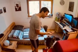 飼い主が戻るまで良い子に「待て」したと見せかけて、天才的な行動でズルしていたワンコ(笑)