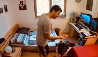 飼い主が戻るまで良い子に「待て」したと見せかけて、天才的な行動でズルしていたワンコ(笑)