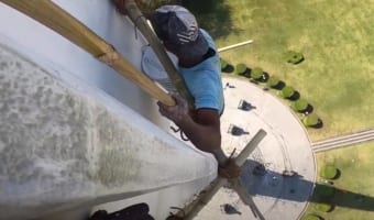 【恐怖】命綱のロープ無し!?高所で作業する塗装職人・・・「本人視点」映像が怖すぎる!