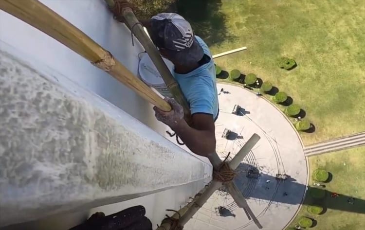 【恐怖】命綱のロープ無し！？高所で作業する塗装職人･･･「本人視点」映像が怖すぎる！