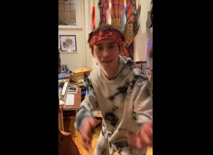 “EXIT兼近”に激似の天才音楽家が制作した「HAPPY2021」が凄いと話題に！