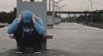 元気がなくなってしまった事を意味する「青菜に塩」、使い方に注意点が実はあります！