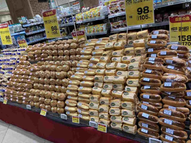 なんて芸術的なディズプレイなんだ！！スーパーで見つけた興奮するほどの絶景、それは見事は山積みをされたパンでした！！