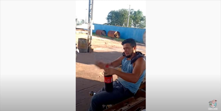 「ワイルドだろ～？コーラのキャップを開けると同時に捨ててやったぜぇ」っていいそうな兄さんの一発芸