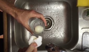 動画で分かりやすい！ゆで卵の簡単・綺麗なむき方！ツルンとむけるのが気持ちいい！！