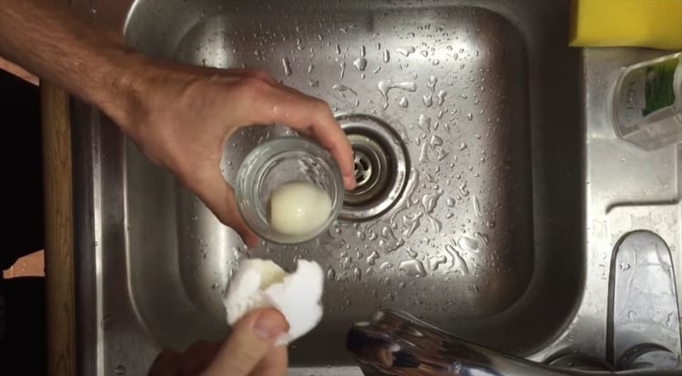 動画で分かりやすい！ゆで卵の簡単・綺麗なむき方！ツルンとむけるのが気持ちいい！！