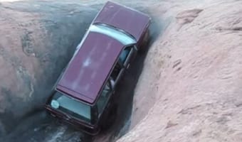 「スバル凄い！」絶望的な穴にハマっても抜け出すパワーに海外から絶賛の声が！！