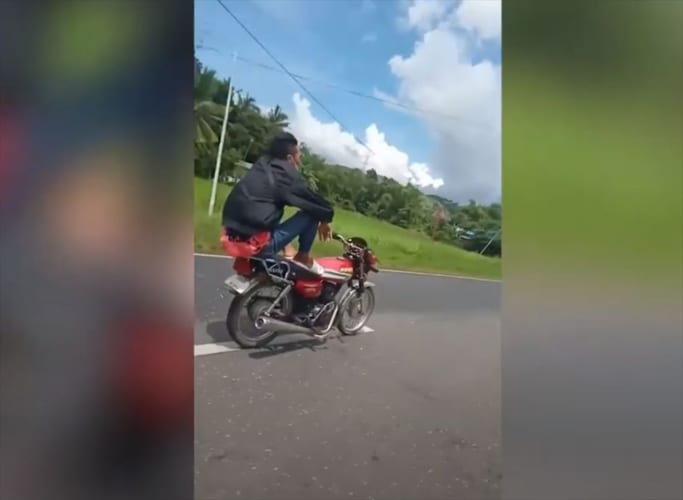【驚愕動画】マジかよっ！？手を使わずにバイクを乗りこなす、信じられない光景が話題に！