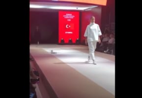 【珍ハプニング】ファッションショーに可愛いモデルが乱入！最初はやる気なさそうだったけど歩き出した(笑)