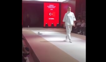 【珍ハプニング】ファッションショーに可愛いモデルが乱入!最初はやる気なさそうだったけど歩き出した(笑)