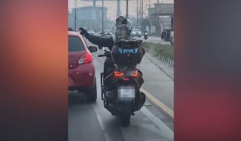 道路が混雑し救急車がなかなか進めない中･･･道を切り開くためにハスキーが活躍！？(笑)