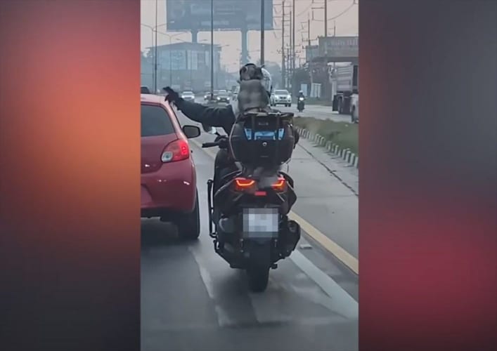 道路が混雑し救急車がなかなか進めない中･･･道を切り開くためにハスキーが活躍！？(笑)