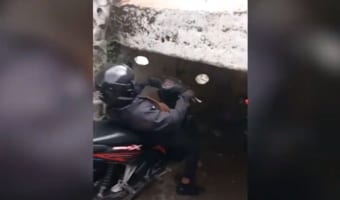 “低すぎるトンネル”に果敢に挑むライダー。もの凄い体勢でくぐり始めたけど大丈夫か！？