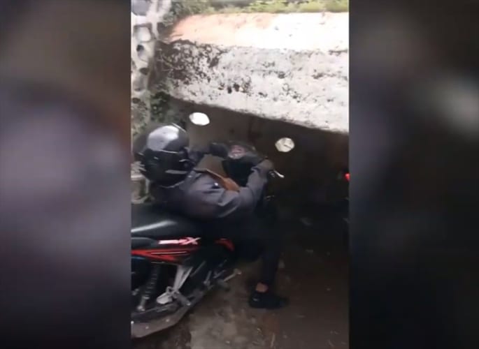 “低すぎるトンネル”に果敢に挑むライダー。もの凄い体勢でくぐり始めたけど大丈夫か！？