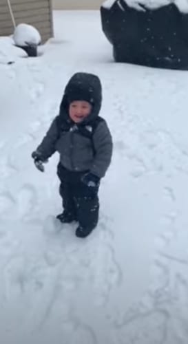 かわいい笑顔に注目！雪玉にぶつかるたび笑う男の子に癒される！