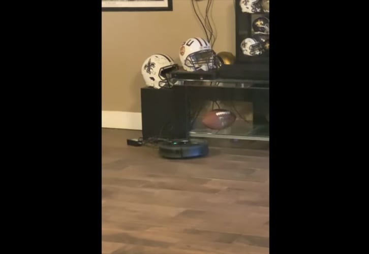 なぜかいつも掃除の途中で停止しているルンバ。原因を確かめるために様子を伺っていると・・・、犯行現場を目撃しました！