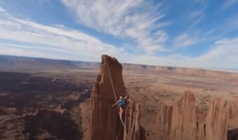 約300メートルの自然の塔でスラックライン!ドローンで撮影した臨場感あふれる映像がスリル満点!