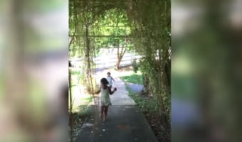 笑顔で走る女の子に何かが襲いかかった!?映像を拡大すると恐ろしい事実が判明した!