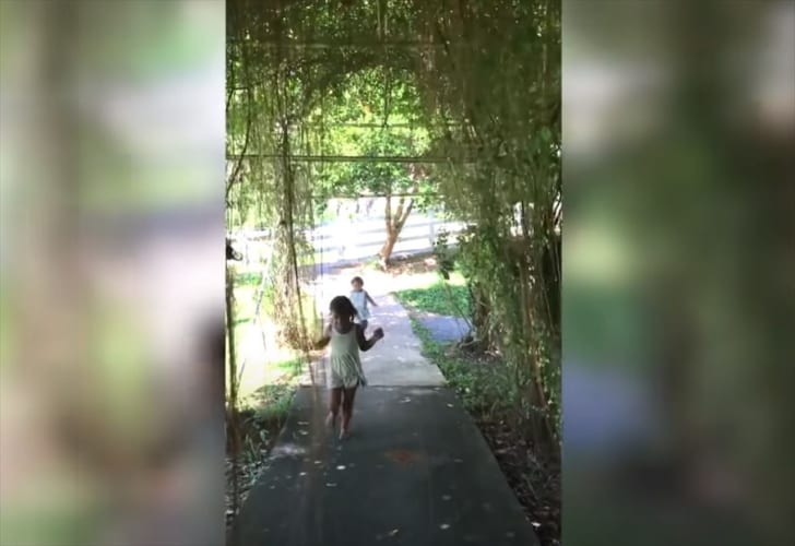 笑顔で走る女の子に何かが襲いかかった！？映像を拡大すると恐ろしい事実が判明した！