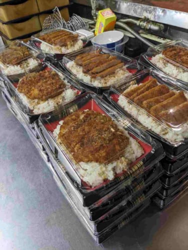 【北陸道】「せめて美味しいカツ丼で元気を」大雪で立ち往生するドライバーに、カツ丼を無料配布する店主が話題に！