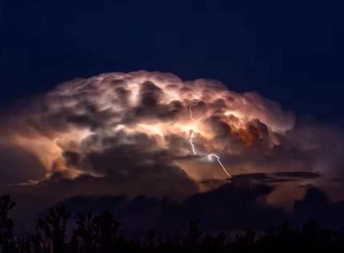 まるで天空の城ラピュタの「竜の巣」のよう･･･雷雲をとらえたタイムラプス映像がド迫力！