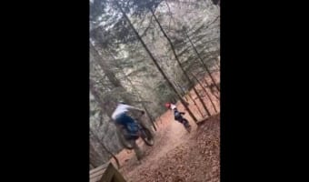 どれほど怖かったか・・・マウンテンバイクが次々にジャンプを決めるも、最後に予想外のアクシデントが!