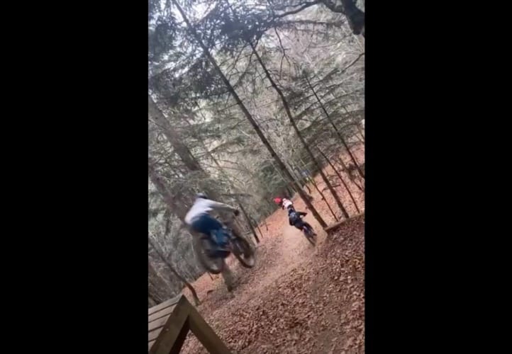 どれほど怖かったか･･･マウンテンバイクが次々にジャンプを決めるも、最後に予想外のアクシデントが！