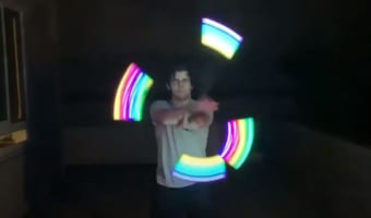 ヲタ芸の進化形か!?LEDポイを使った光のジャグリングが圧巻!
