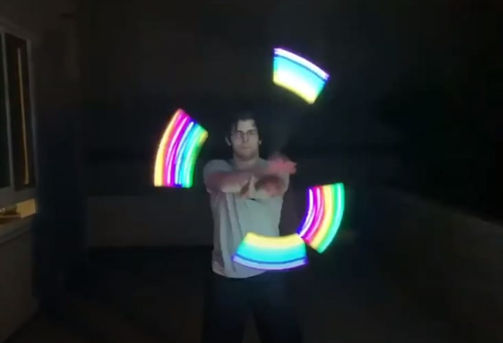 ヲタ芸の進化形か！？LEDポイを使った光のジャグリングが圧巻！