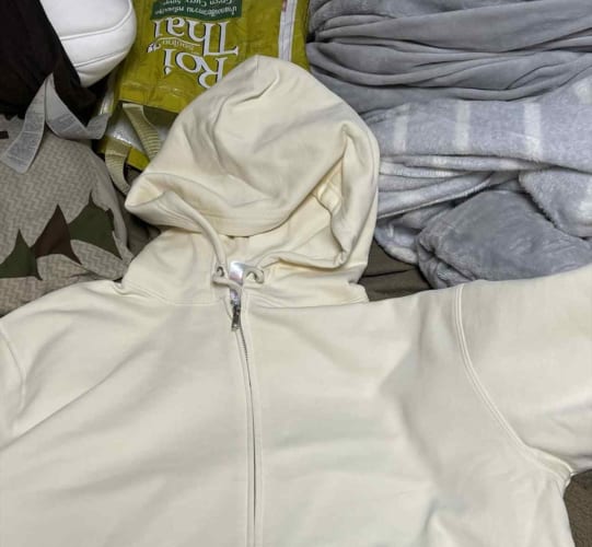 電車で前にいたら絶対ガン見しちゃう！「欲しい」の声続出の天才的発想のパーカーのデザインとは！！