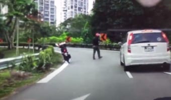 【優しい世界】バイクを降りて車道の真ん中へ向かったライダー。何をするかと思いきや・・・