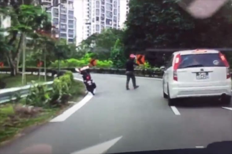 【優しい世界】バイクを降りて車道の真ん中へ向かったライダー。何をするかと思いきや･･･