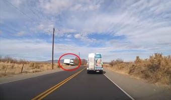 【決定的瞬間】曲がり角でトラックが激しく横転！目の前を走っていた車は万事休すか！？