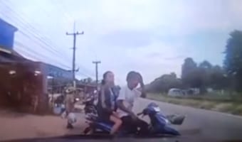 危険すぎる!バイクに乗っていたカップルに向かってトンデモナイものが飛んできた!