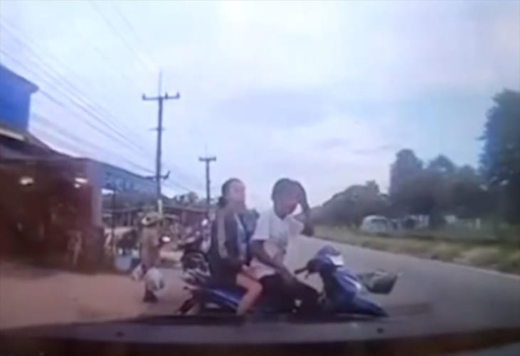 危険すぎる！バイクに乗っていたカップルに向かってトンデモナイものが飛んできた！