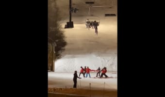危ない!スキーヤーが落下しそうな事態に!救助隊が駆けつけるもさらなるハプニングが・・・