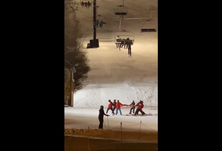 危ない！スキーヤーが落下しそうな事態に！救助隊が駆けつけるもさらなるハプニングが･･･