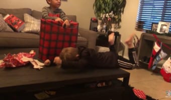 クリスマスプレゼントを開封する男の子のリアクションが凄い!まさかのプレゼントにびっくり!?