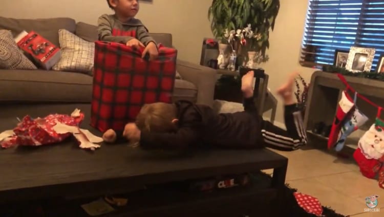 クリスマスプレゼントを開封する男の子のリアクションが凄い！まさかのプレゼントにびっくり！？